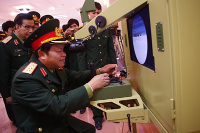 Thượng tướng Đỗ Bá Tỵ và Đoàn công tác tham quan thiết bị mô phỏng phục vụ huấn luyện do Viện Khoa học và Công nghệ Quân sự nghiên cứu sản xuất.
